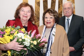 Elegance na červeném koberci: Dvě bývalé první dámy a legenda českého herectví Jiřina Bohdalová